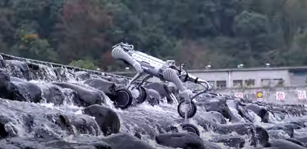 Chó robot nhảy trên núi, lội nước 'mượt' không ngờ