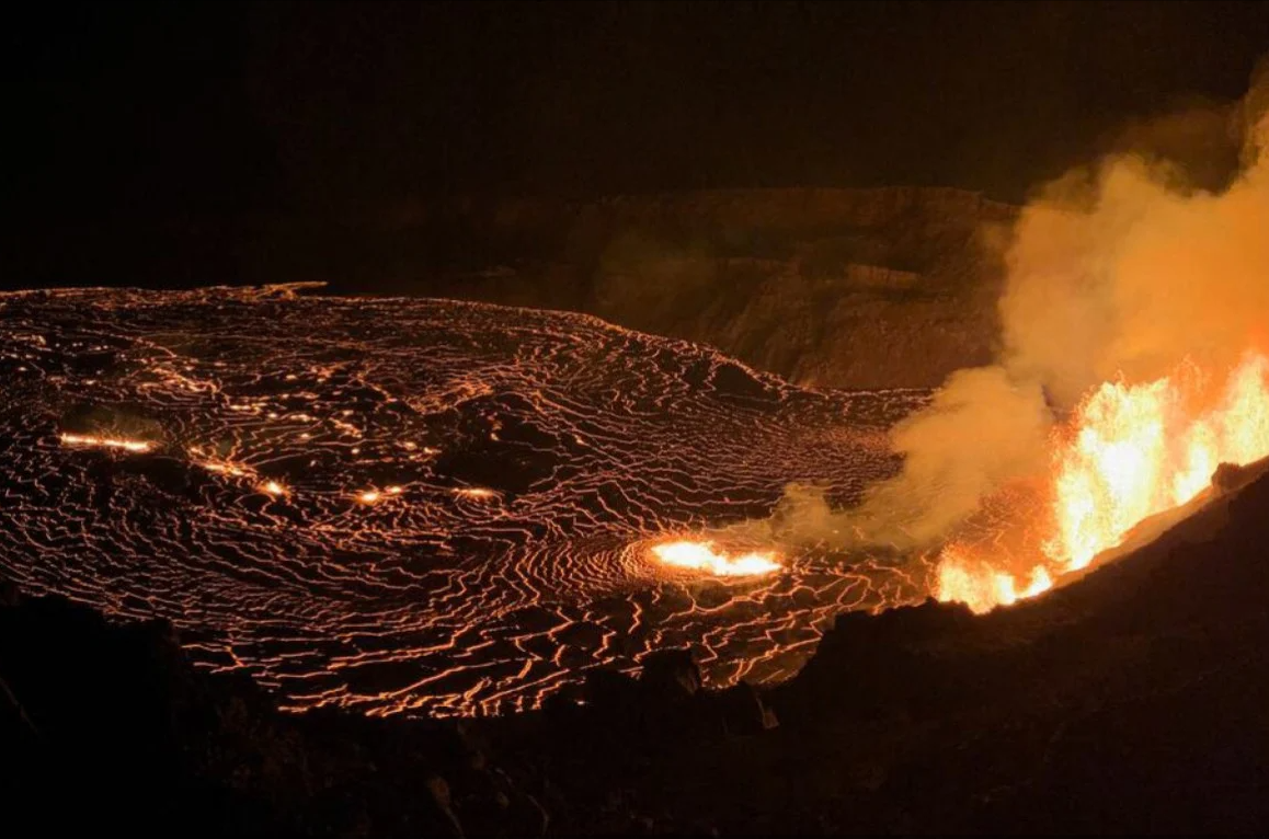 Bên trong miệng núi lửa đang phun trào trên đảo Hawaii