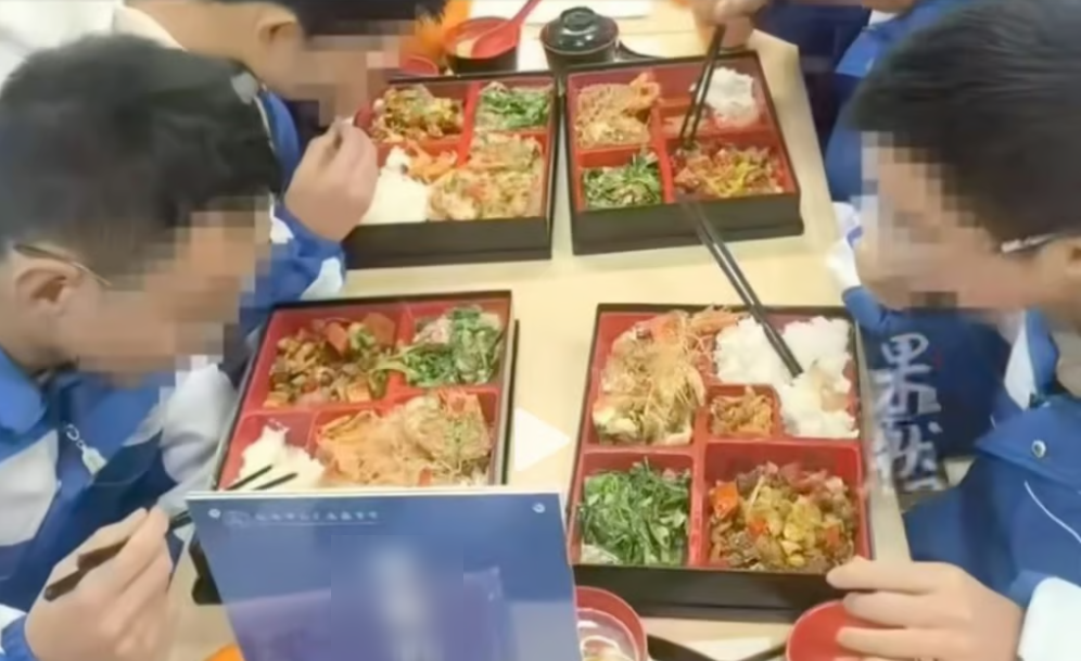 Trường học Trung Quốc gây tranh cãi khi lập 'khu ăn uống dành cho học sinh giỏi'