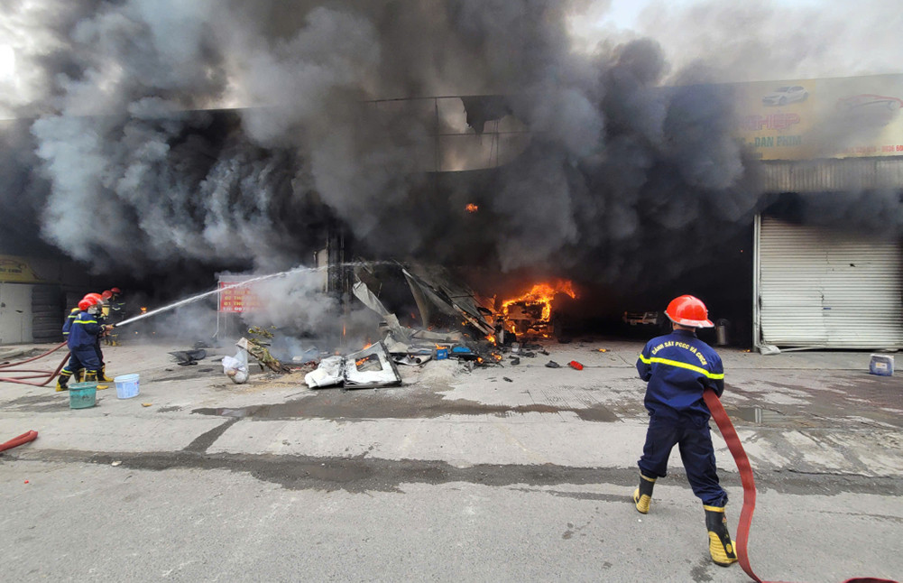Cháy xưởng sửa chữa ô tô ở Quảng Ninh