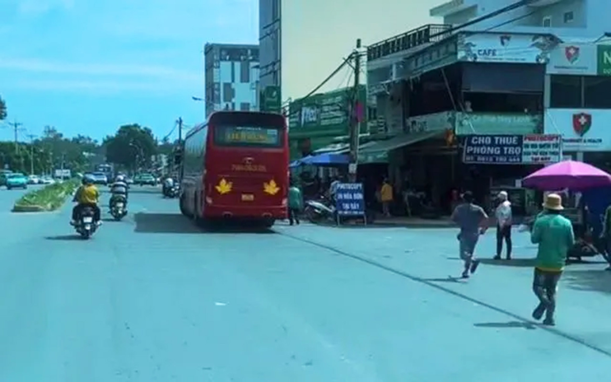 Khởi tố 2 kẻ đánh nhân viên nhà xe trước cổng Bệnh viện Ung Bướu, TP.HCM