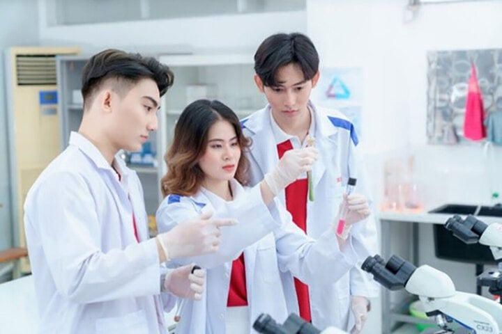 Tranh luận trái chiều đề xuất miễn học phí cho sinh viên ngành Y
