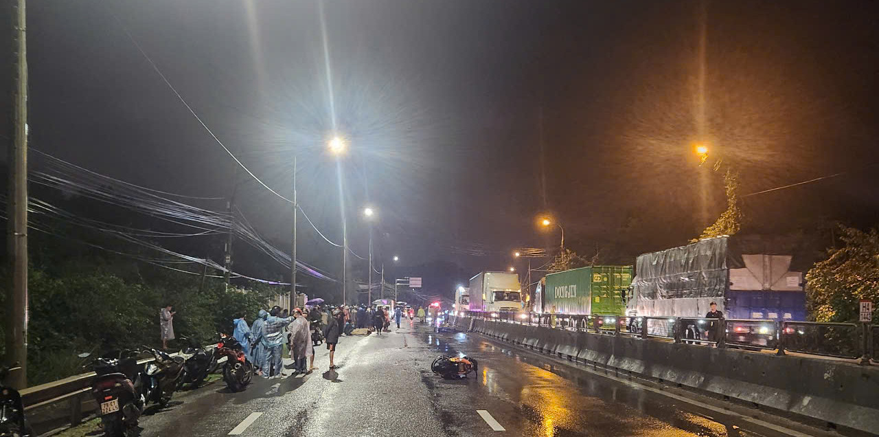 Tông vào dải phân cách, 3 người đàn ông tử vong ở Nha Trang