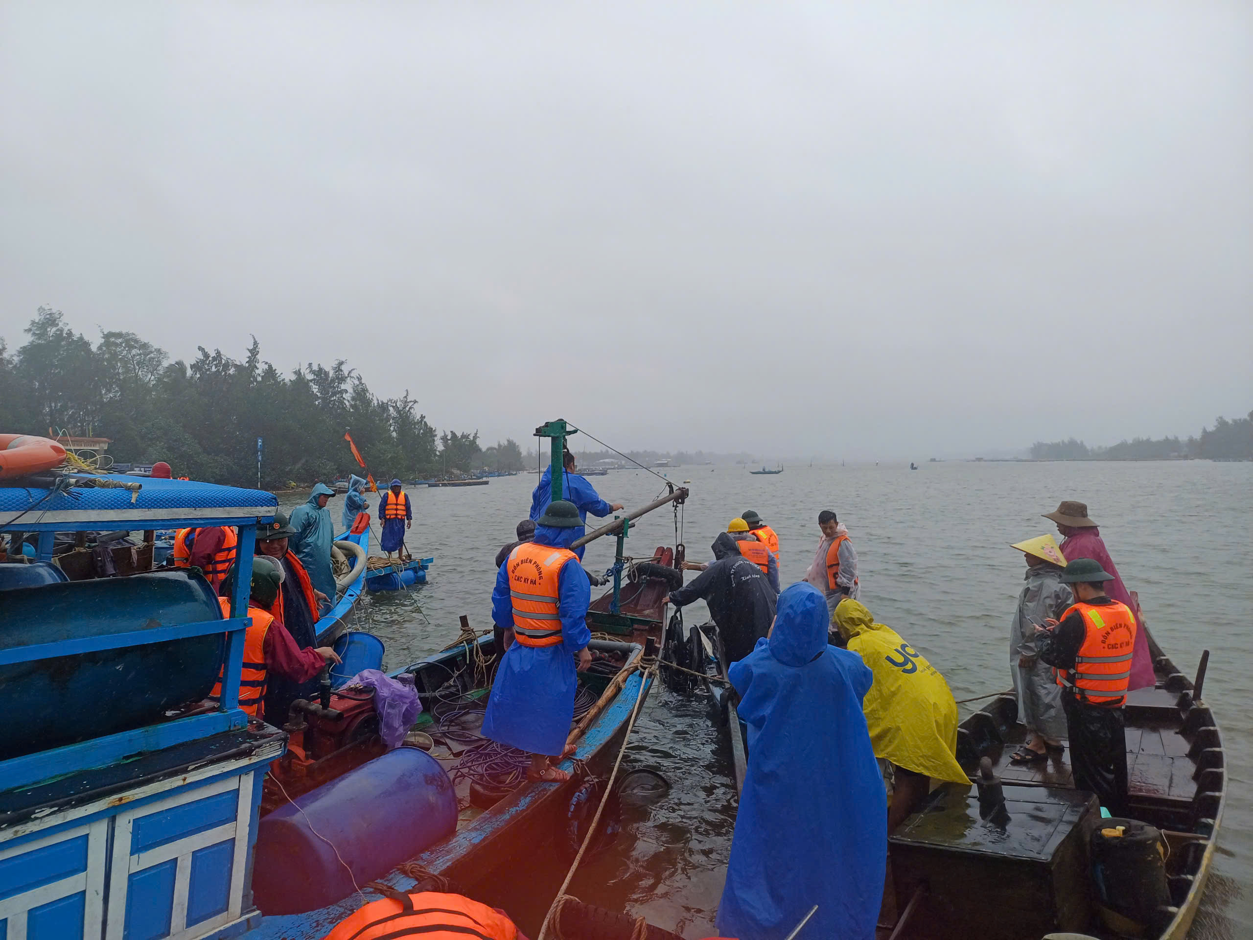 Chìm phà chở 14 người trên sông Trường Giang: Chủ tịch Quảng Nam chỉ đạo khẩn