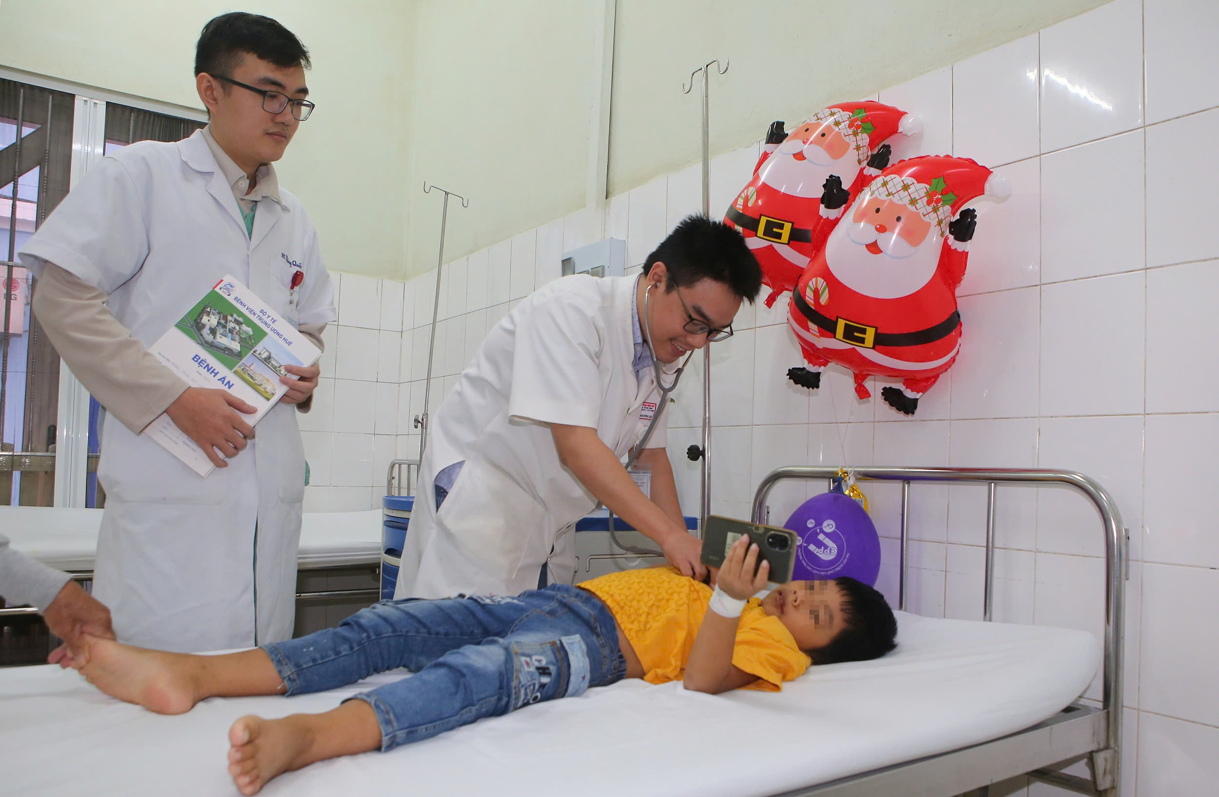 Uống nhầm thuốc trừ sâu đựng trong chai nước ngọt, em bé 8 tuổi nguy kịch