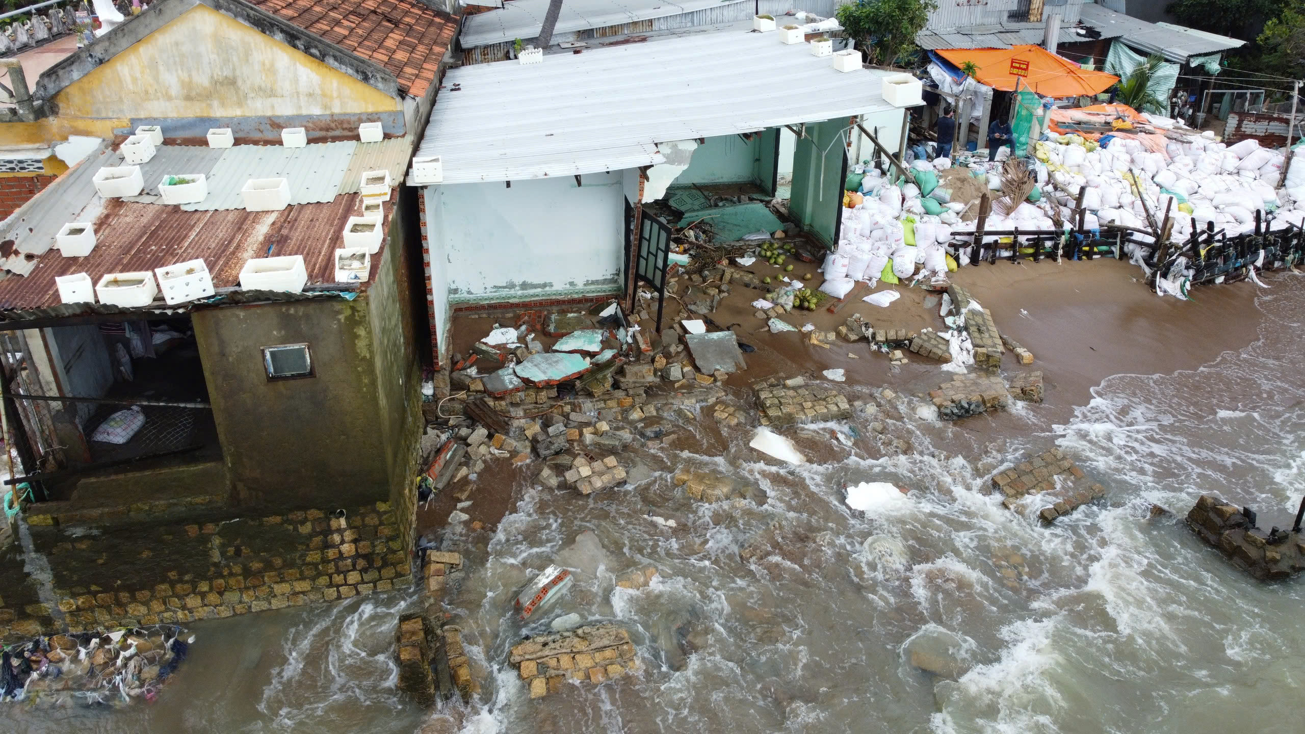 Sóng biển đánh sập nhà, người dân Nha Trang khốn khổ di cư, đổ tiền gia cố bờ kè