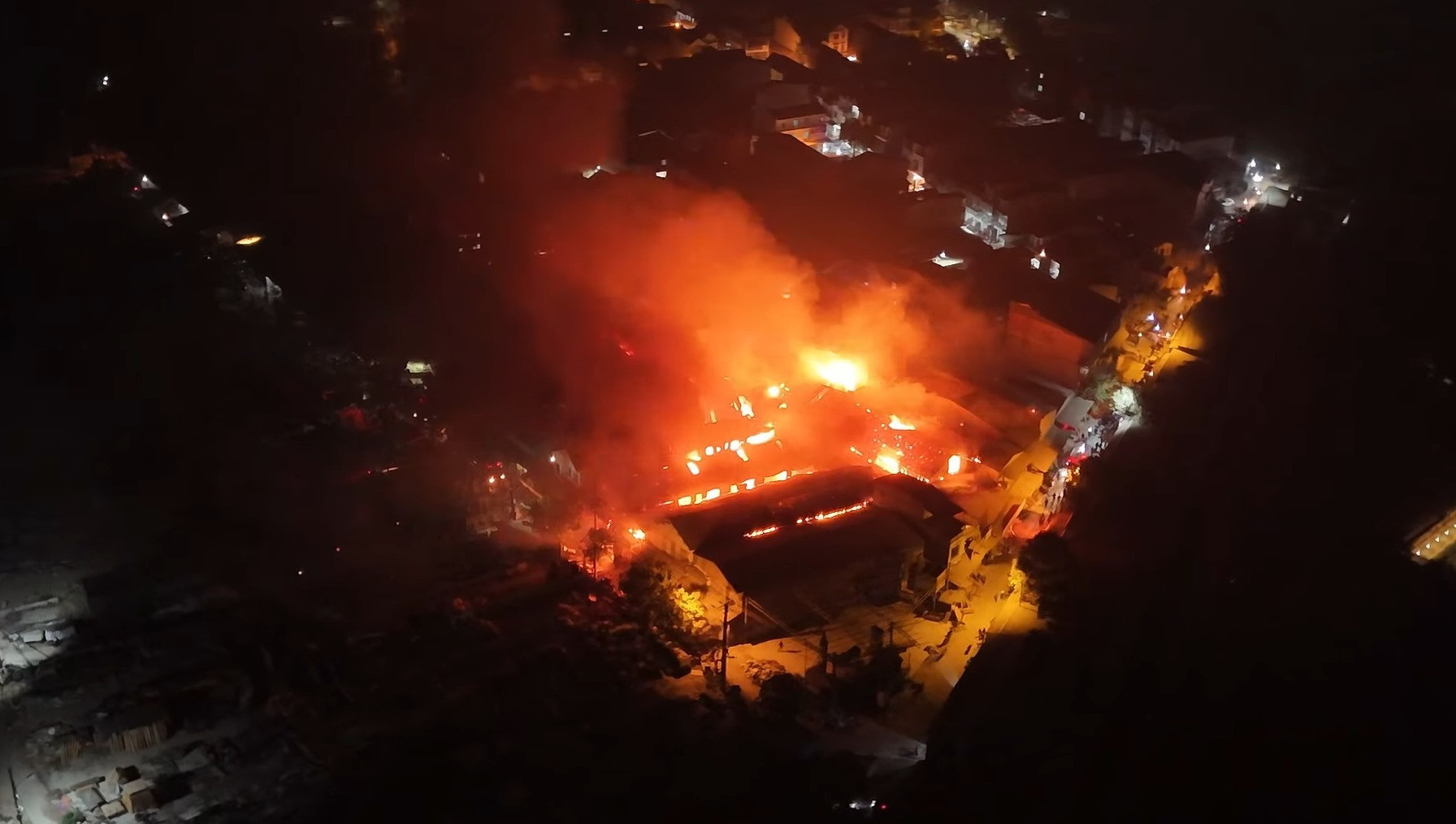 Cháy ở làng nghề gỗ Hà Nội, nhiều xưởng mộc bị thiêu rụi