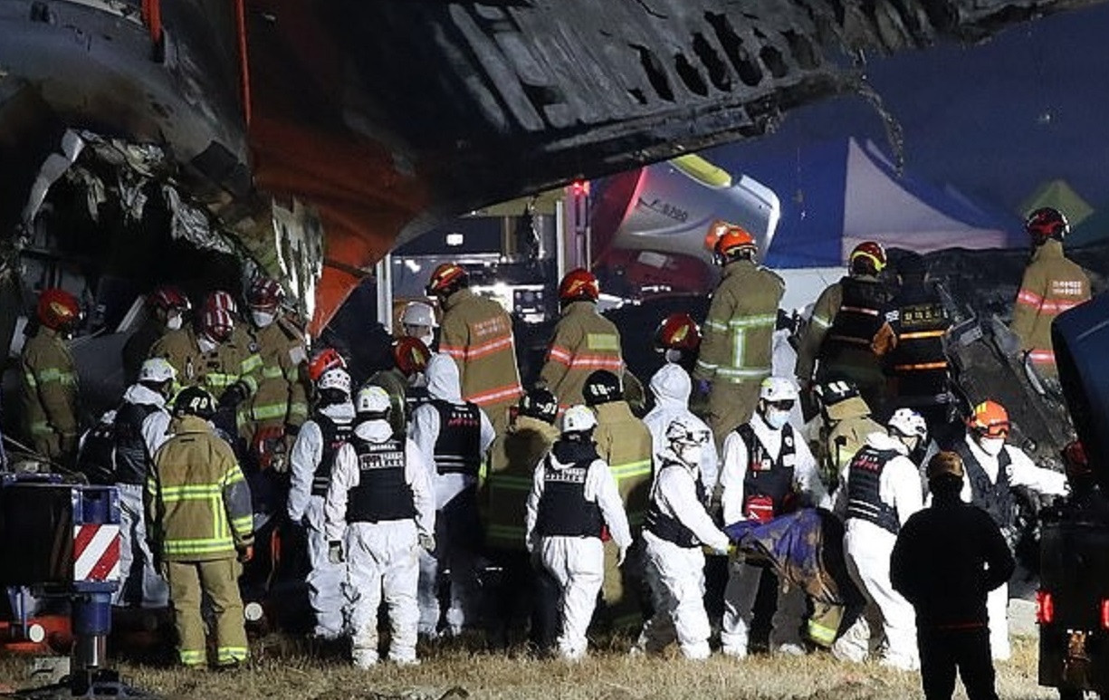 Máy bay Jeju Air gặp nạn: Bức tường bê tông ở sân bay gây tranh cãi 