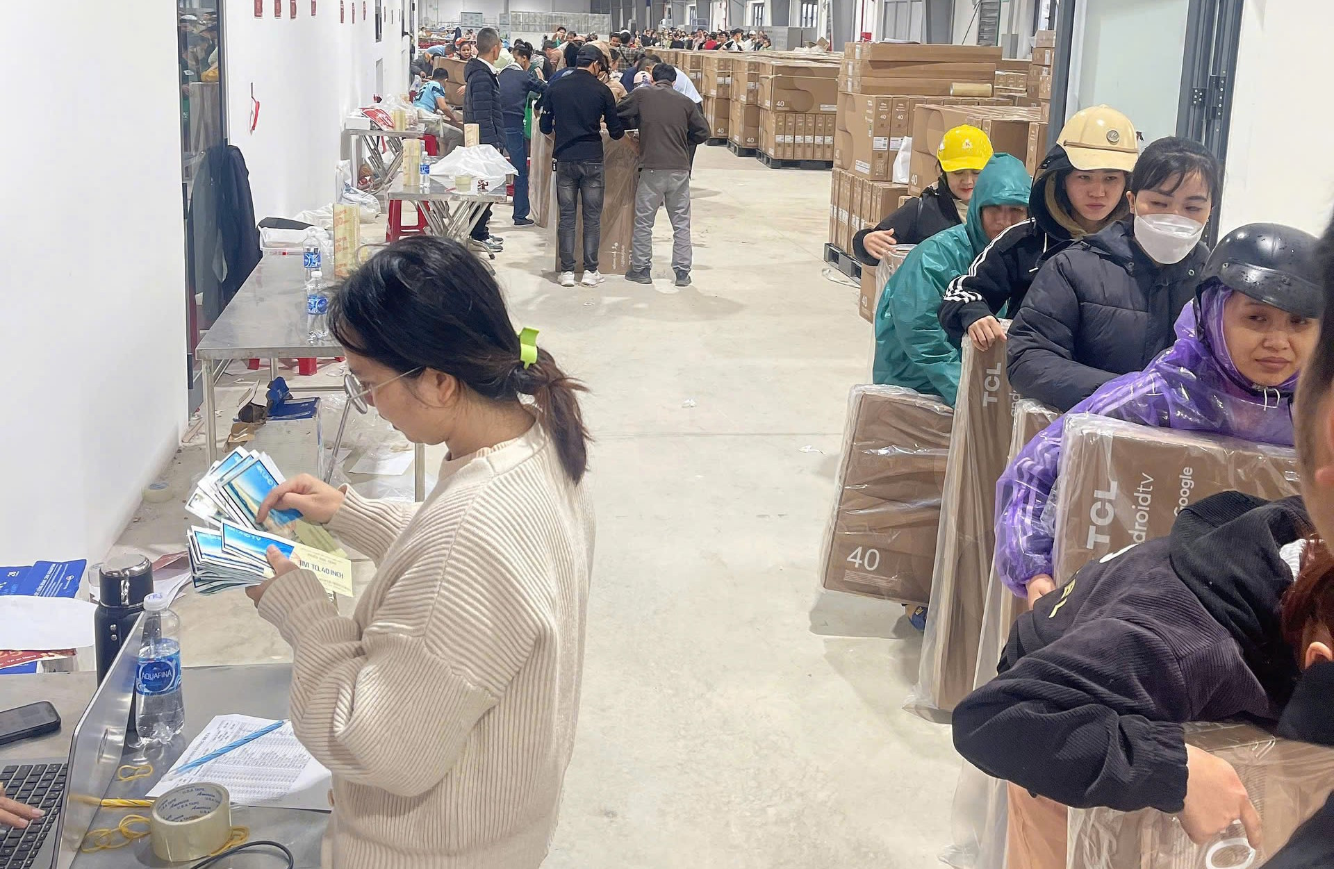 Doanh nghiệp ở Quảng Ngãi tặng 4.400 tivi cho công nhân