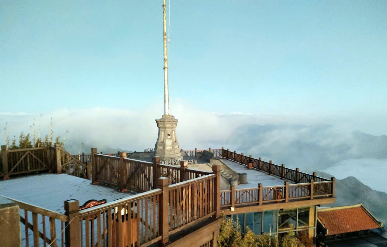 Băng bao phủ đỉnh Fansipan ngày cuối năm 2024