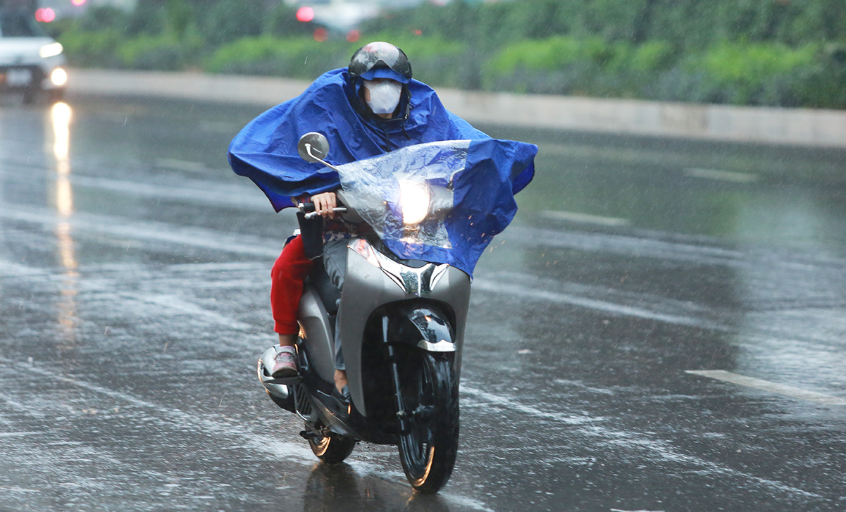 Dự báo thời tiết 10 ngày tới: Miền Trung mưa lớn, biển động mạnh