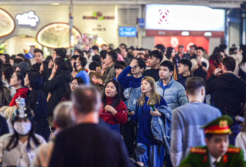 Phố phường Hà Nội tắc cứng trước thời khắc giao thừa năm mới 2025