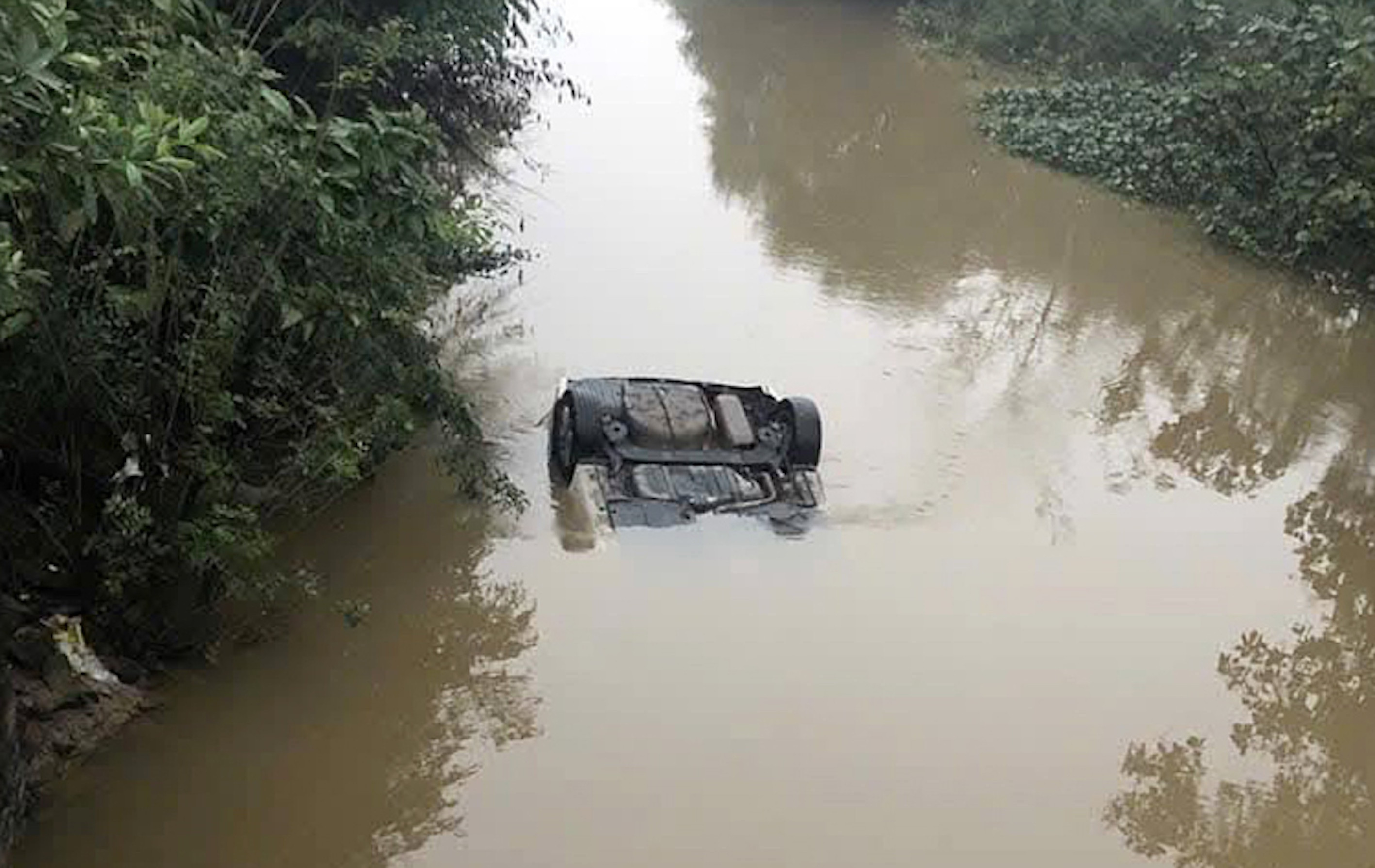 Ô tô con lao xuống sông ở Hà Tĩnh, hai người chết