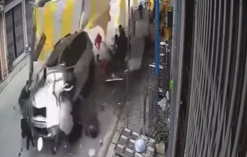 Ô tô lao vào rạp đám tang, nhiều người bị thương