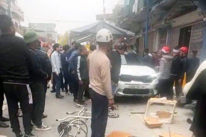 Ô tô lao vào rạp đám tang, 5 người bị thương, Chủ tịch Hải Dương chỉ đạo làm rõ