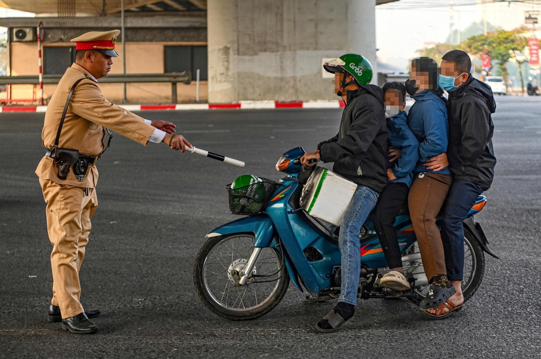Cố tình đi ngược chiều, tài xế hối hận vì bị phạt tiền bằng cả tháng lương