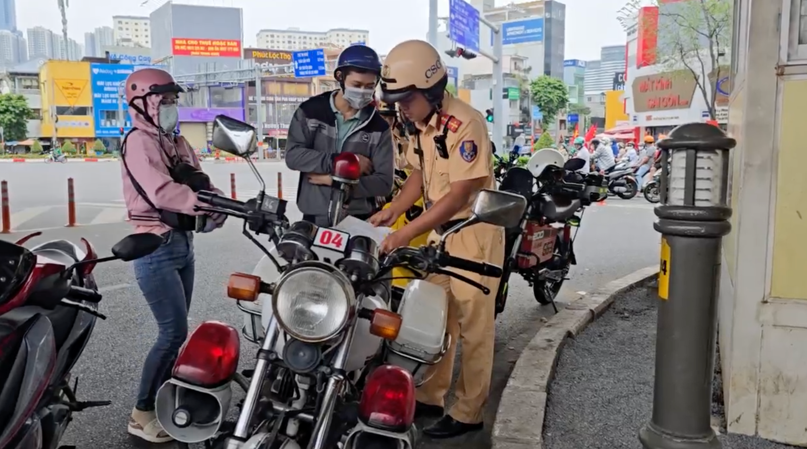 Chạy xe máy trên vỉa hè, nam công nhân ngơ ngác khi bị phạt 5 triệu đồng