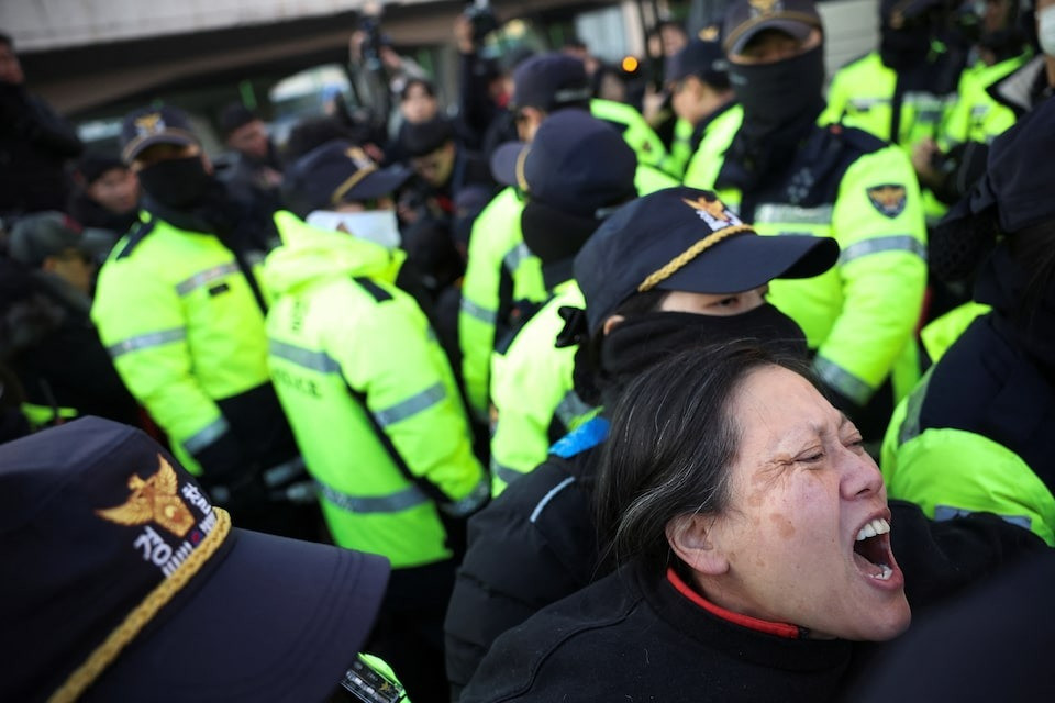 Cảnh sát Hàn Quốc bắt đầu giải tán người ủng hộ ông Yoon ngoài dinh tổng thống 