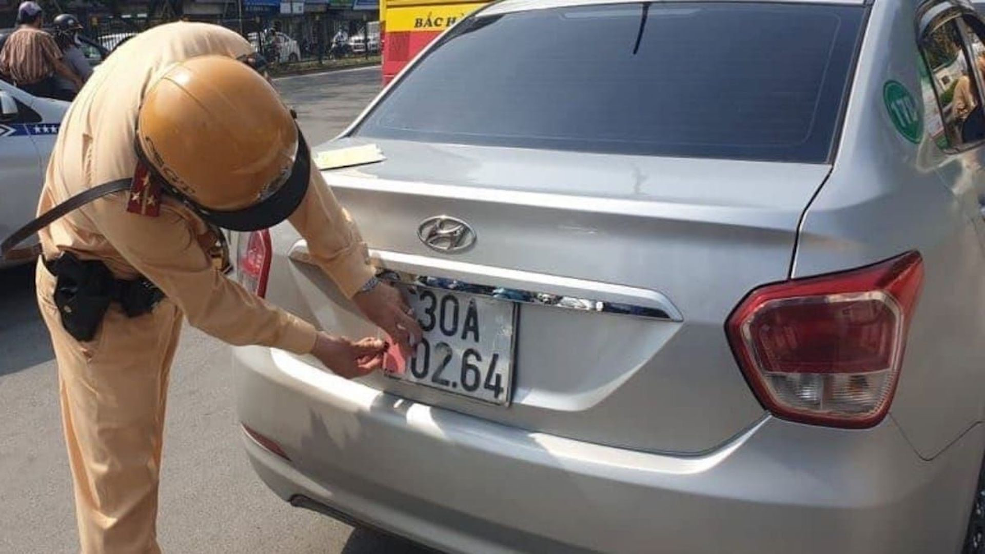 Từ 1/1/2025, che, dán biển số ô tô để 'né' phạt nguội bị phạt tới 26 triệu đồng