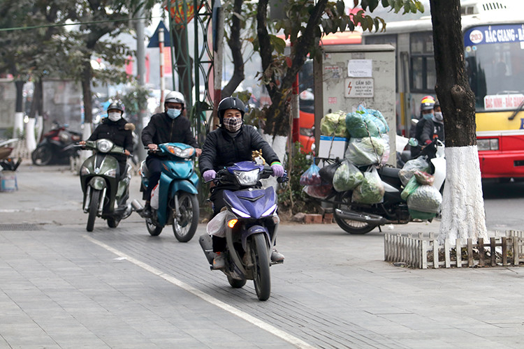 Đi xe máy trên vỉa hè bị phạt tới 6 triệu đồng