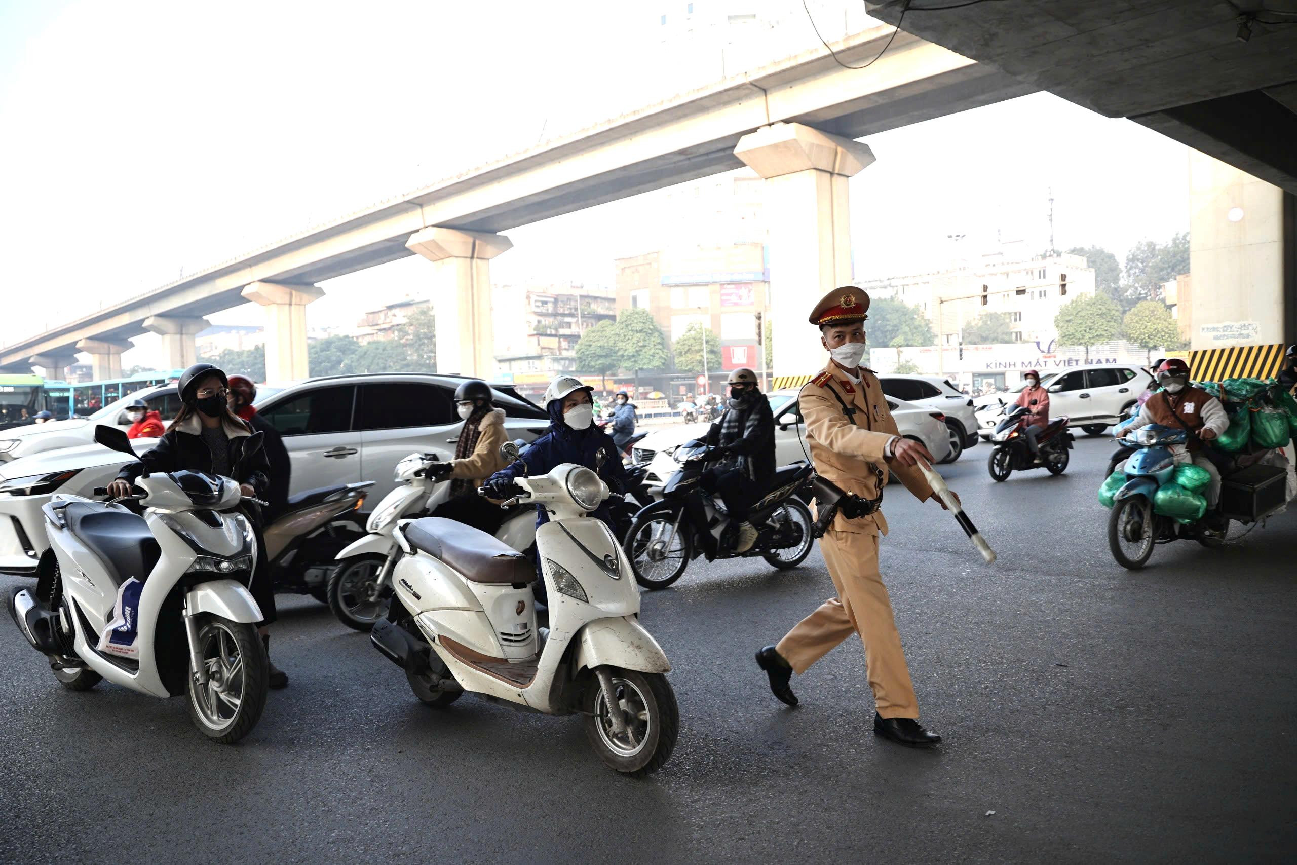 CSGT Hà Nội xử phạt 62 tài xế vượt đèn đỏ sau 1 ngày áp dụng mức tăng nặng 