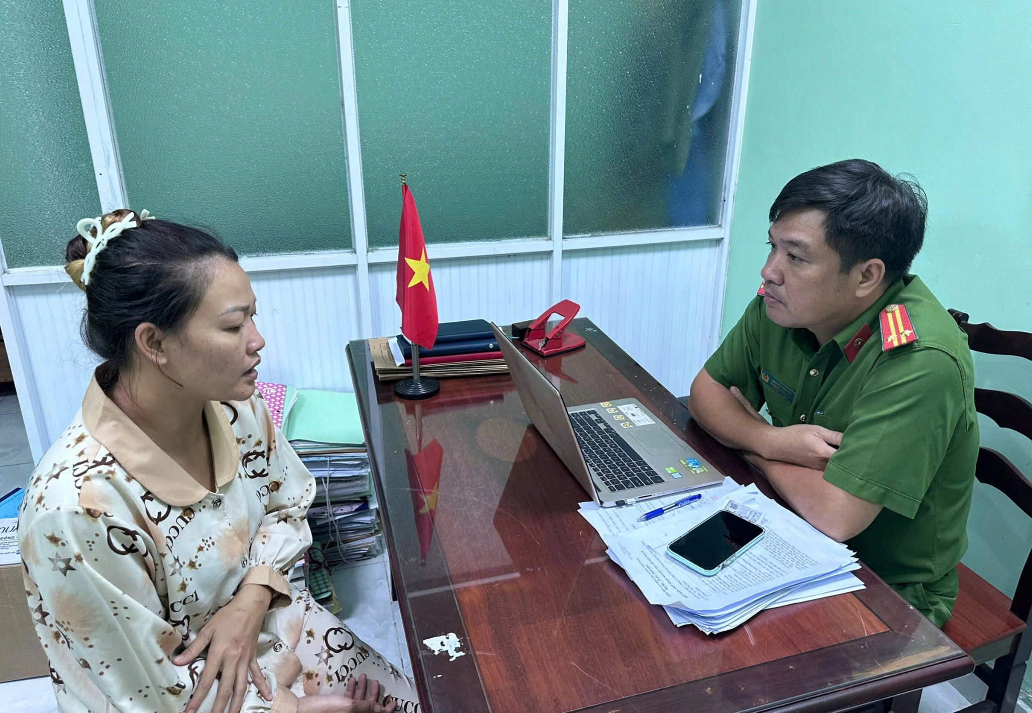 Khởi tố người phụ nữ hành hung nhân viên đường sắt ở TP.HCM