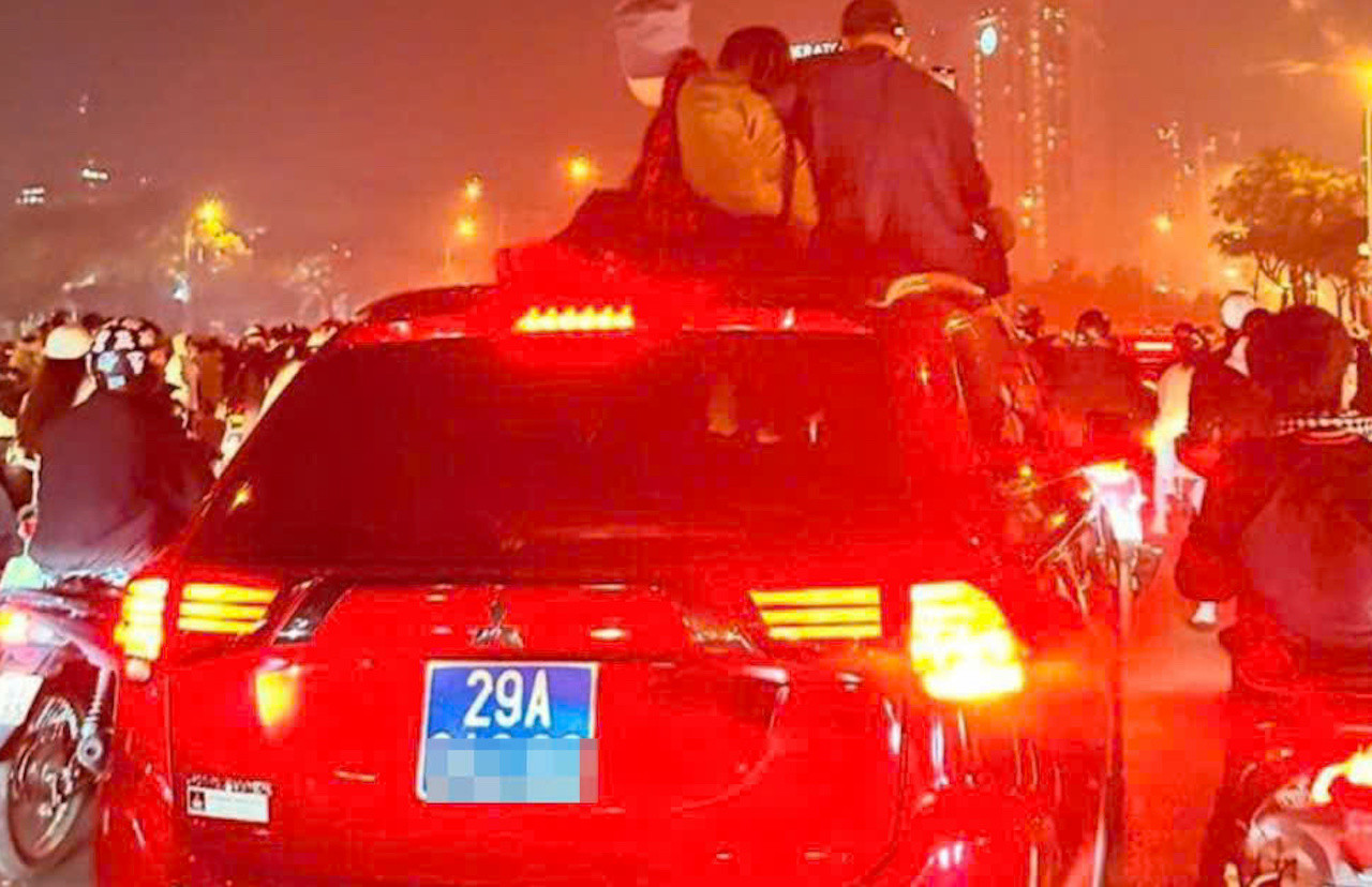 Tài xế ô tô biển xanh chở người trên nóc xe bị trừ 6 điểm bằng lái