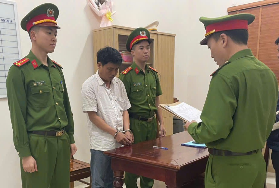 Ẩu đả bị thương, được khuyên đi bệnh viện còn đánh cả công an