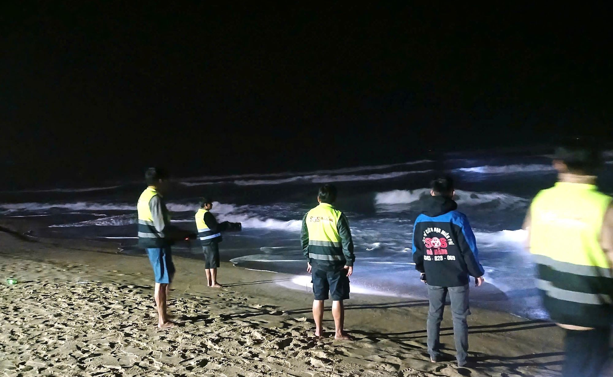 Cứu du khách bị đuối nước, nhân viên cứu hộ ở Đà Nẵng bị sóng biển cuốn mất tích