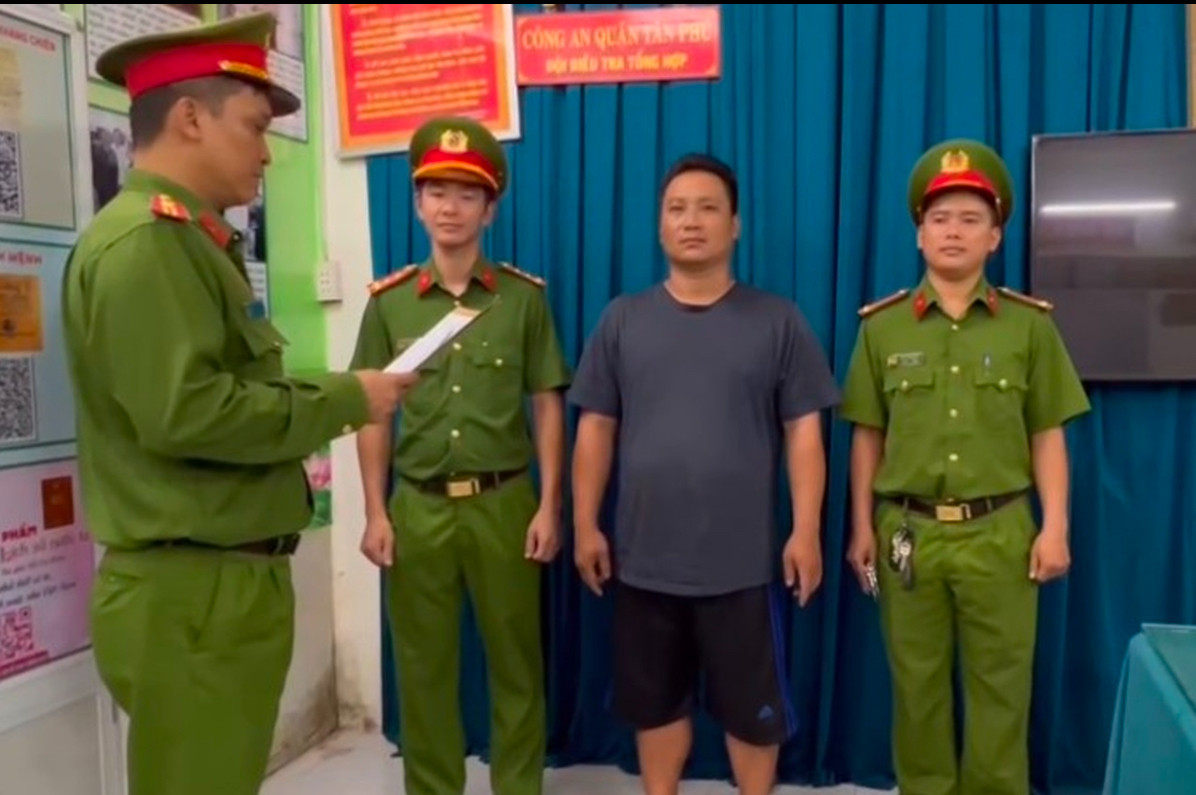 Tạm giữ người đàn ông chặn đầu, đập phá ô tô trên đường ở TP.HCM