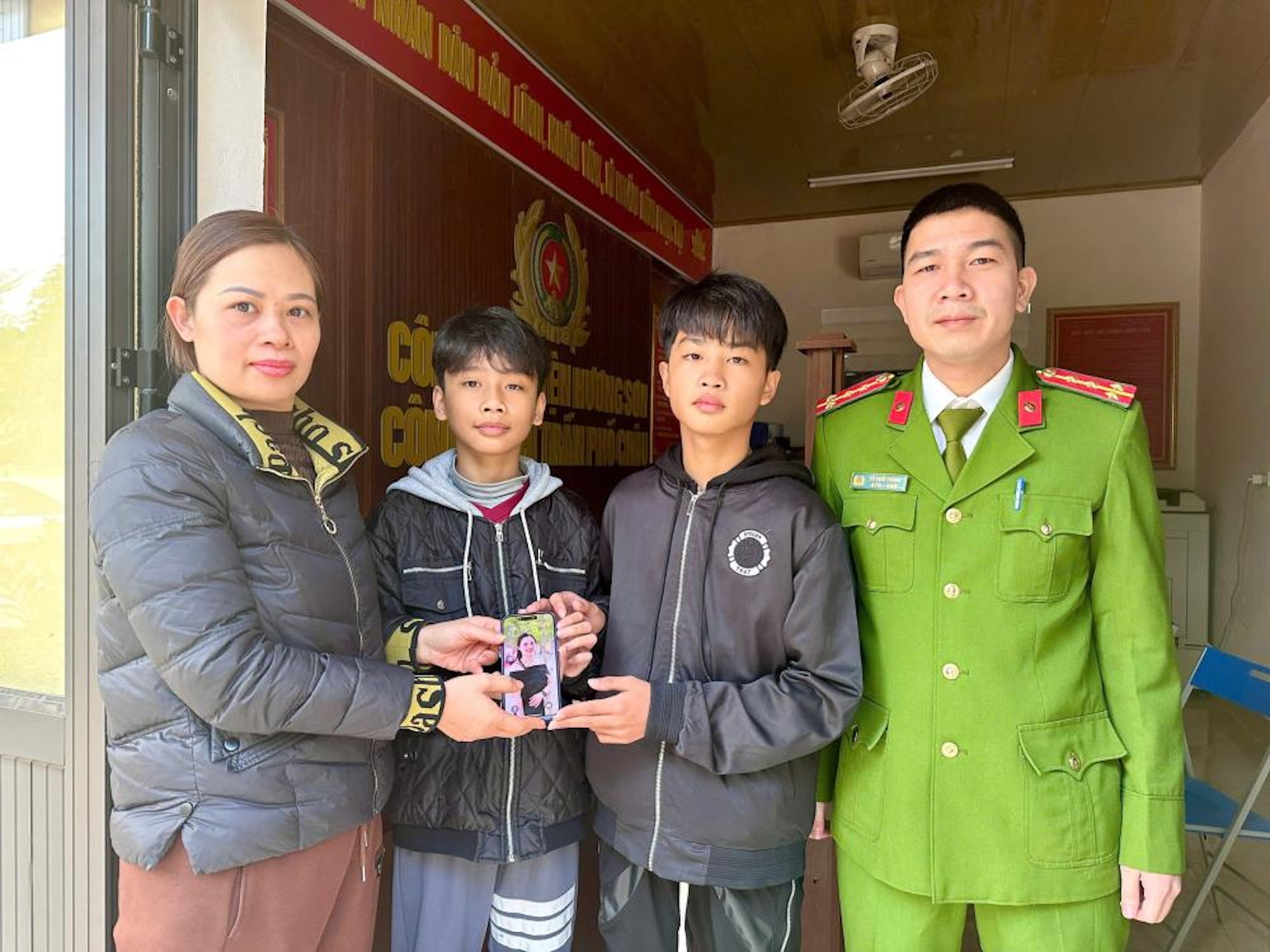 Nhặt được điện thoại iPhone, 2 học sinh lớp 8 đến công an nhờ tìm người trả lại