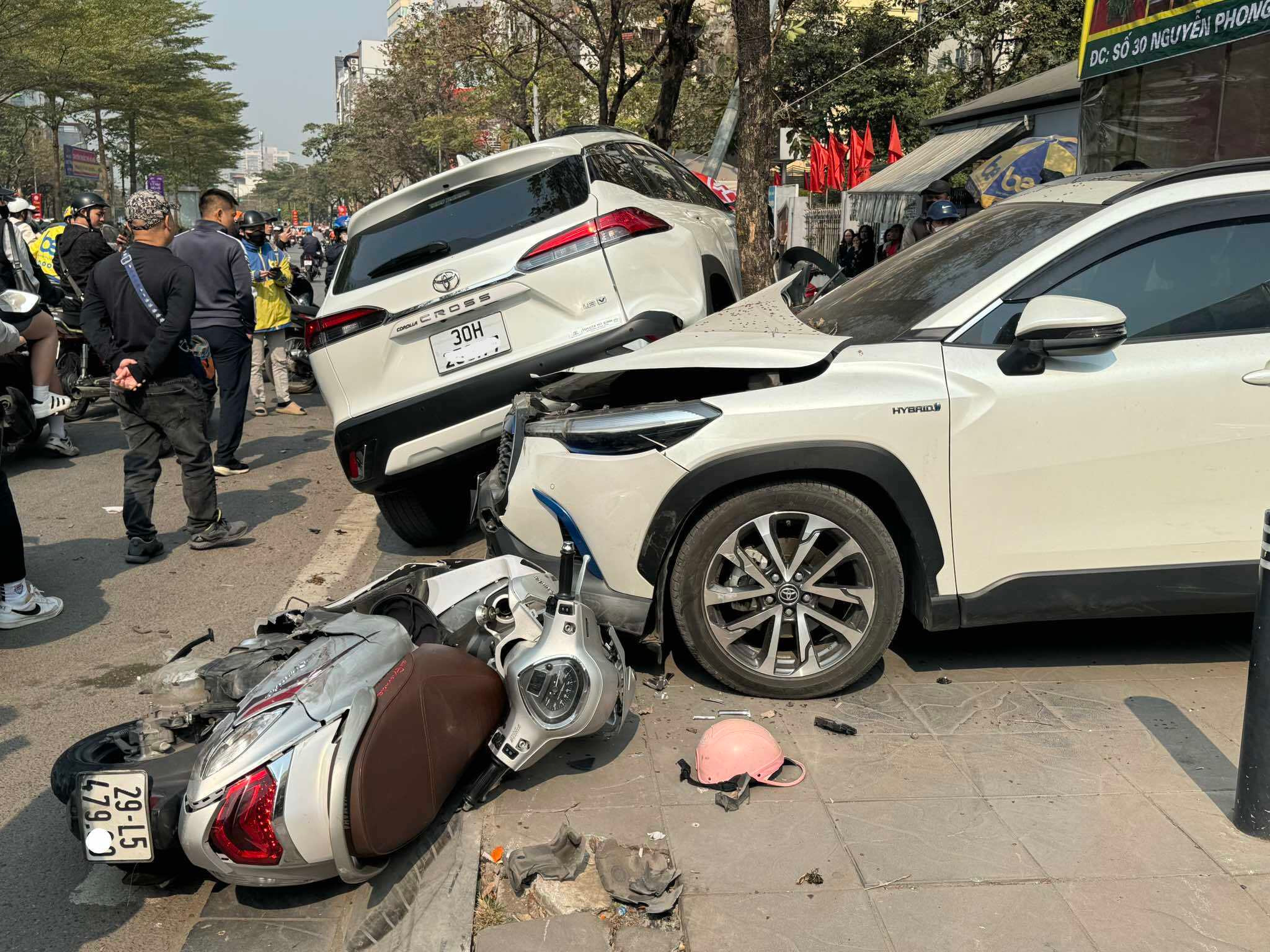 Ô tô húc văng 2 cô gái rồi lao lên vỉa hè ở Hà Nội