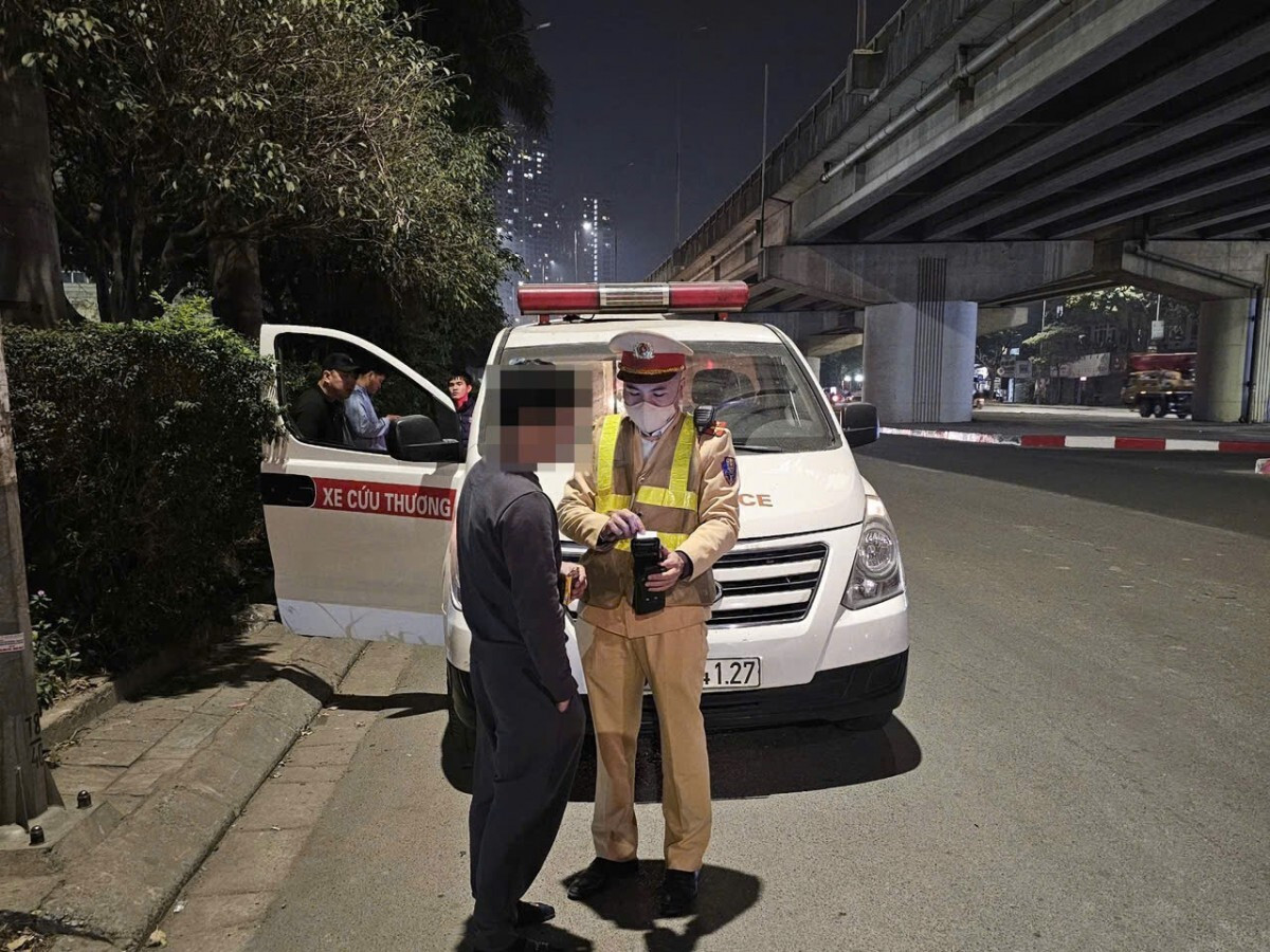 Phạt 60 triệu đồng tài xế vi phạm nồng cồn kịch khung, lái xe cấp cứu 'đi bão'