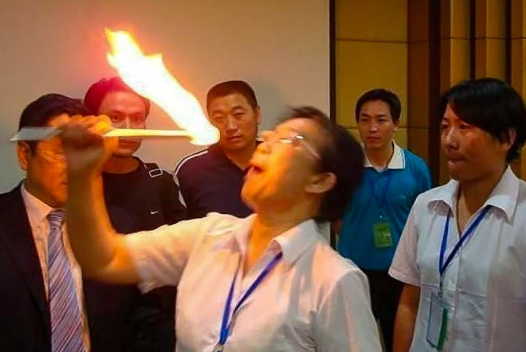 Kinh hoàng cảnh đào tạo nhân viên kiểu đa cấp: Bắt nuốt lửa để tăng sự tự tin