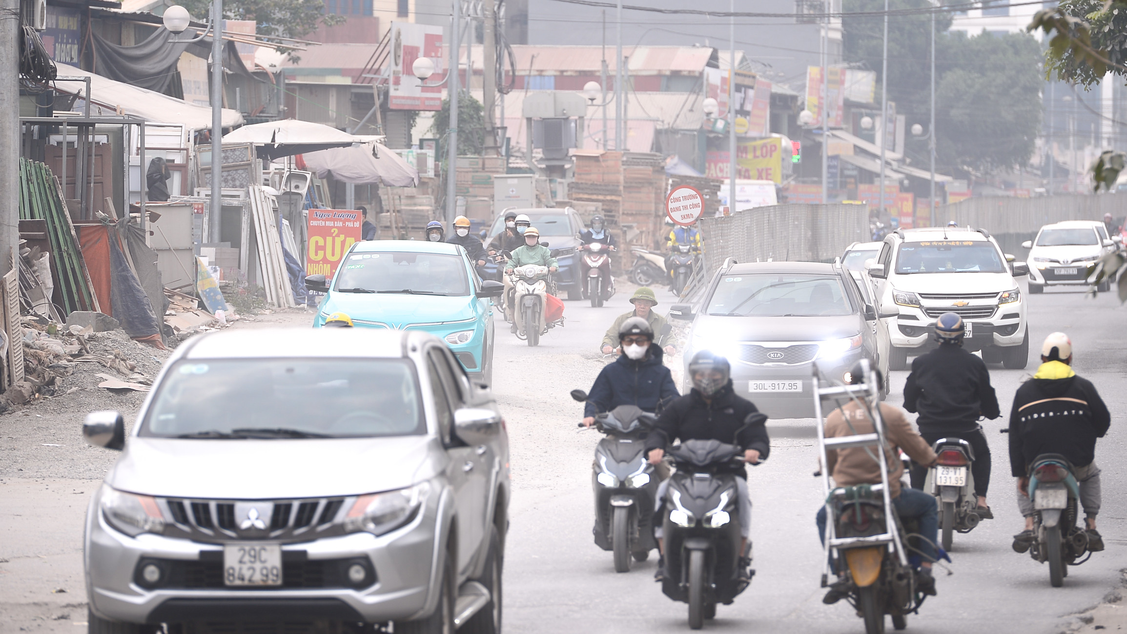 Trời Hà Nội mờ đục từ sáng đến tối, dân 'ngộp thở' trong mùa ô nhiễm không khí