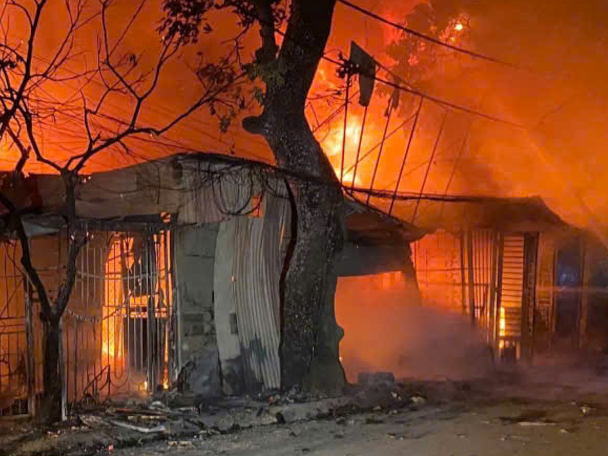 Hiện trường vụ cháy thiêu rụi 5 căn nhà ở Hà Nội