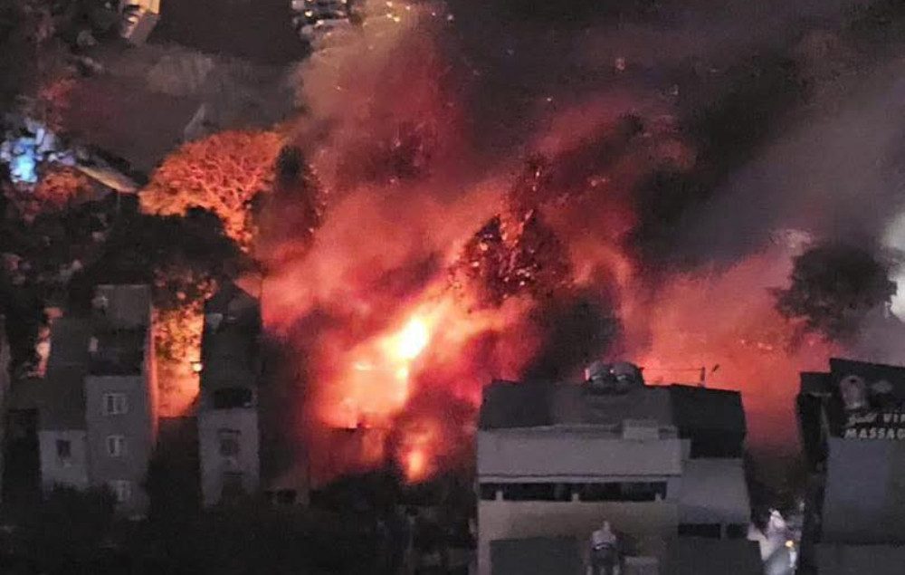 Căn nhà ở Hà Nội bốc cháy ngùn ngụt, lửa lan sang nhiều nhà bên cạnh