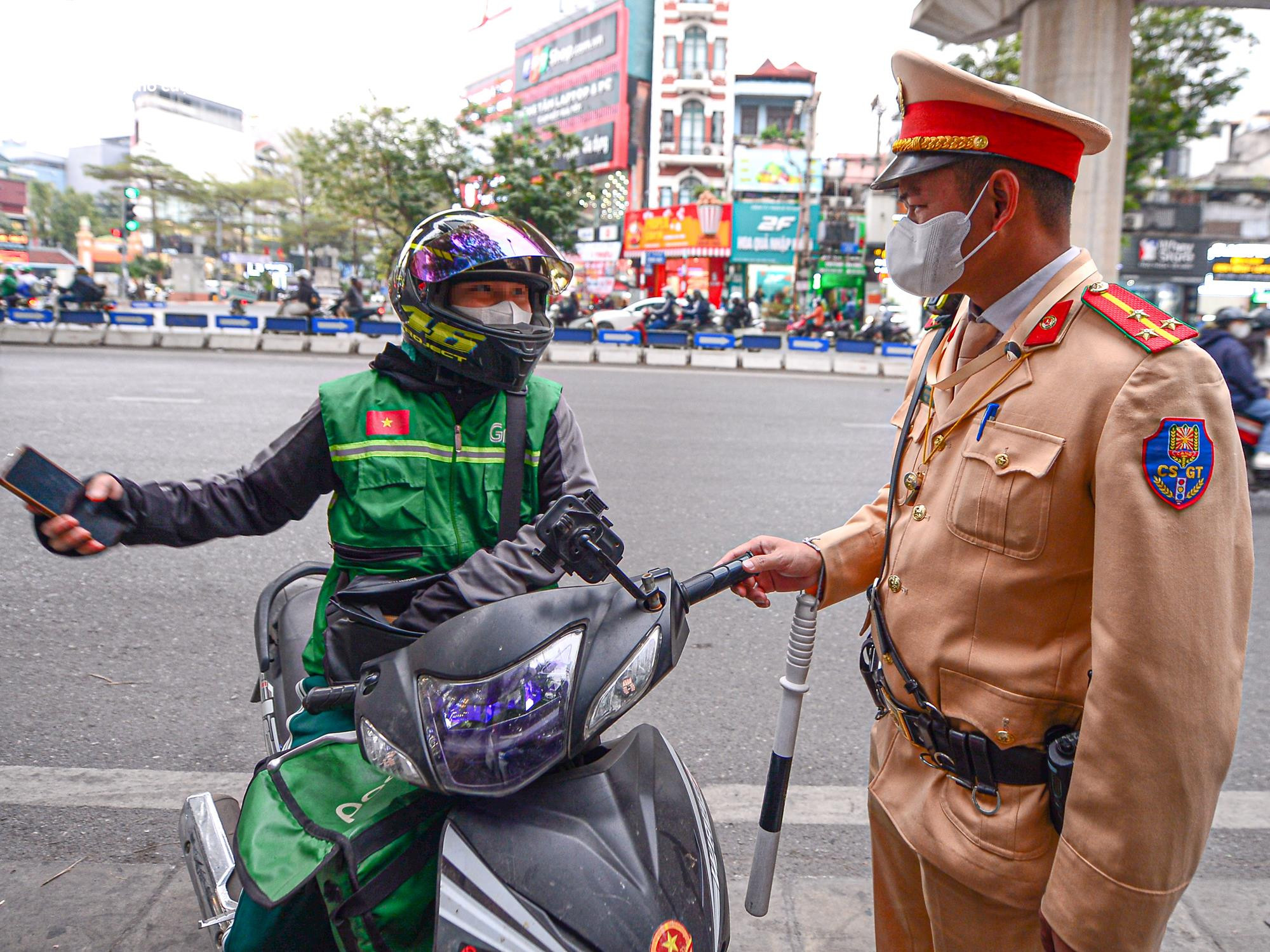 Lao xe máy lên vỉa hè, shipper nhận 'trát phạt' 5 triệu đồng