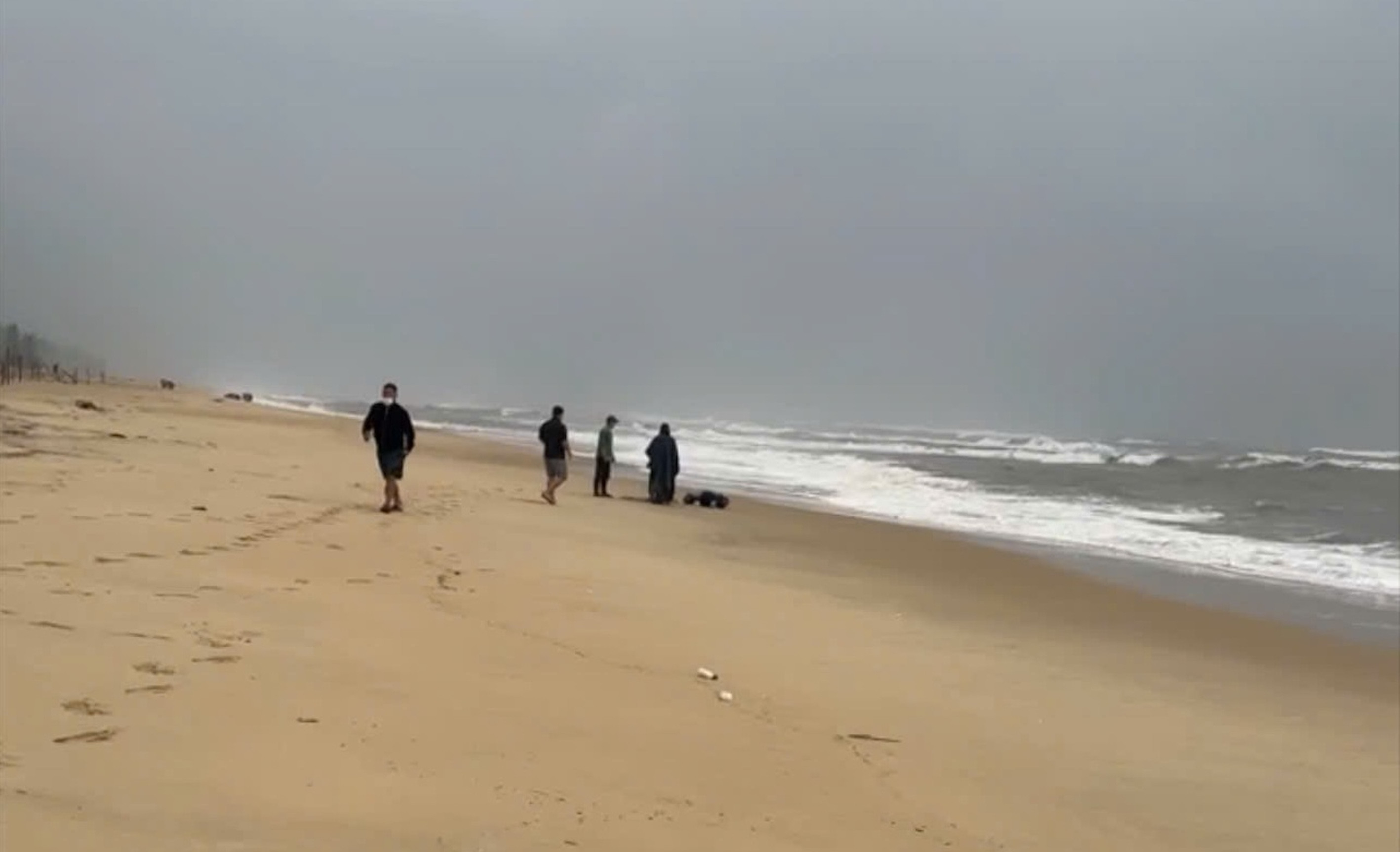 Phát hiện thi thể nằm sấp sát mép biển ở Huế