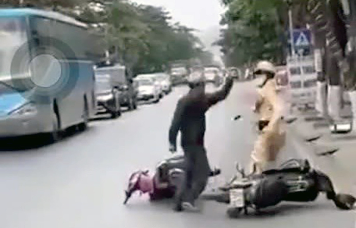 Tài xế xe máy trốn đo nồng độ cồn, đánh cảnh sát giao thông