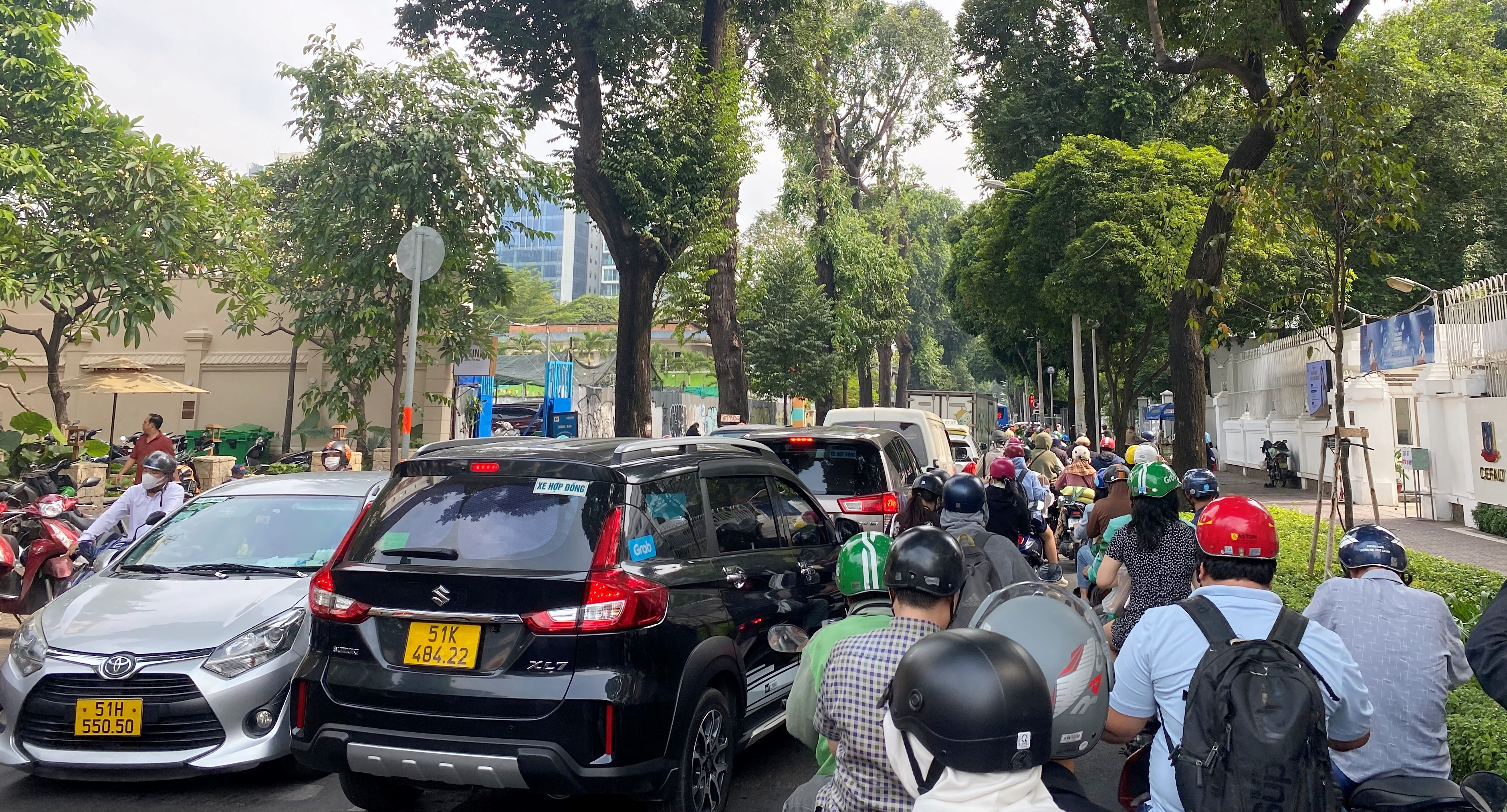 Các giao lộ ở TP.HCM liên tục kẹt xe không lối thoát