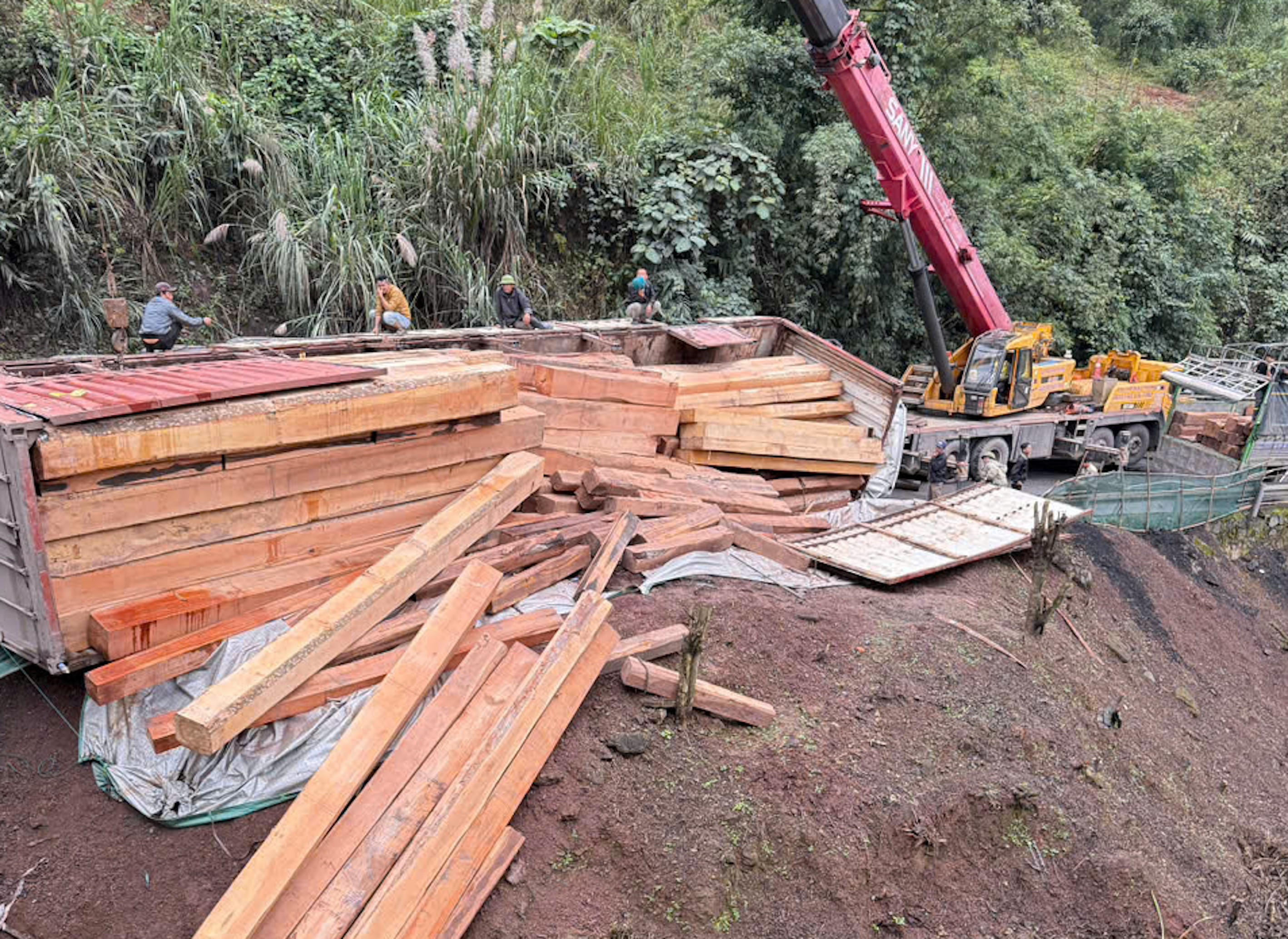 Xe chở gỗ bị lật, đường lên cửa khẩu quốc tế ở Quảng Trị ách tắc nhiều giờ