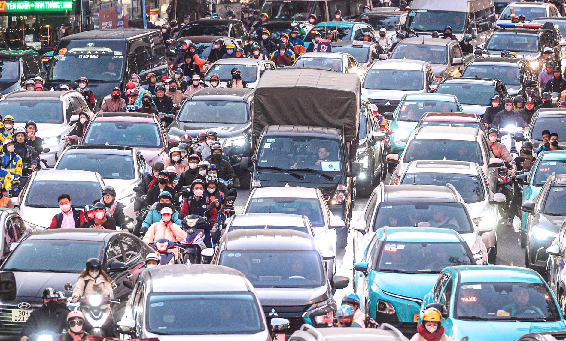 CSGT nêu nguyên nhân đường Hà Nội ùn tắc từ sáng đến tối ngày cuối tuần