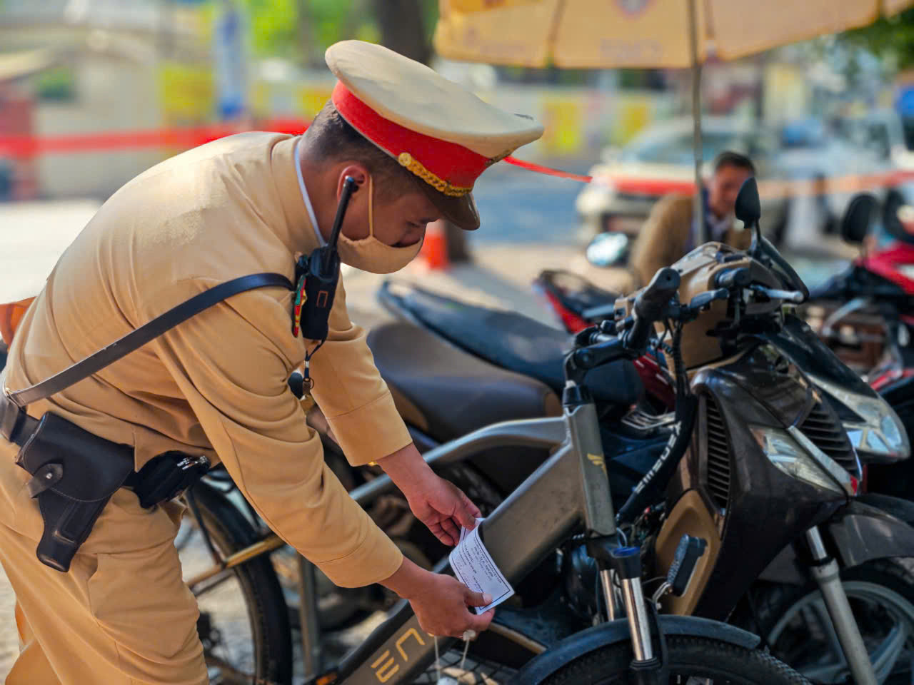 Lái xe điện 'đi làm cốc bia', người đàn ông bị xử phạt