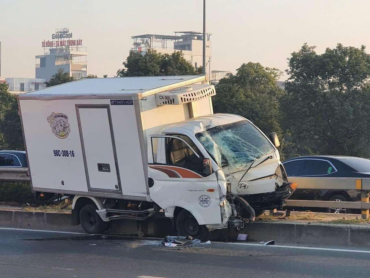 Ô tô tải tông xe máy gần cầu Nhật Tân, 3 người tử vong