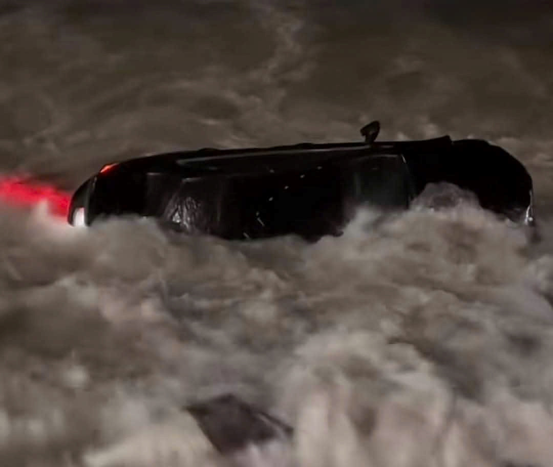 Xe Mercedes chở 5 người lao xuống biển Nha Trang