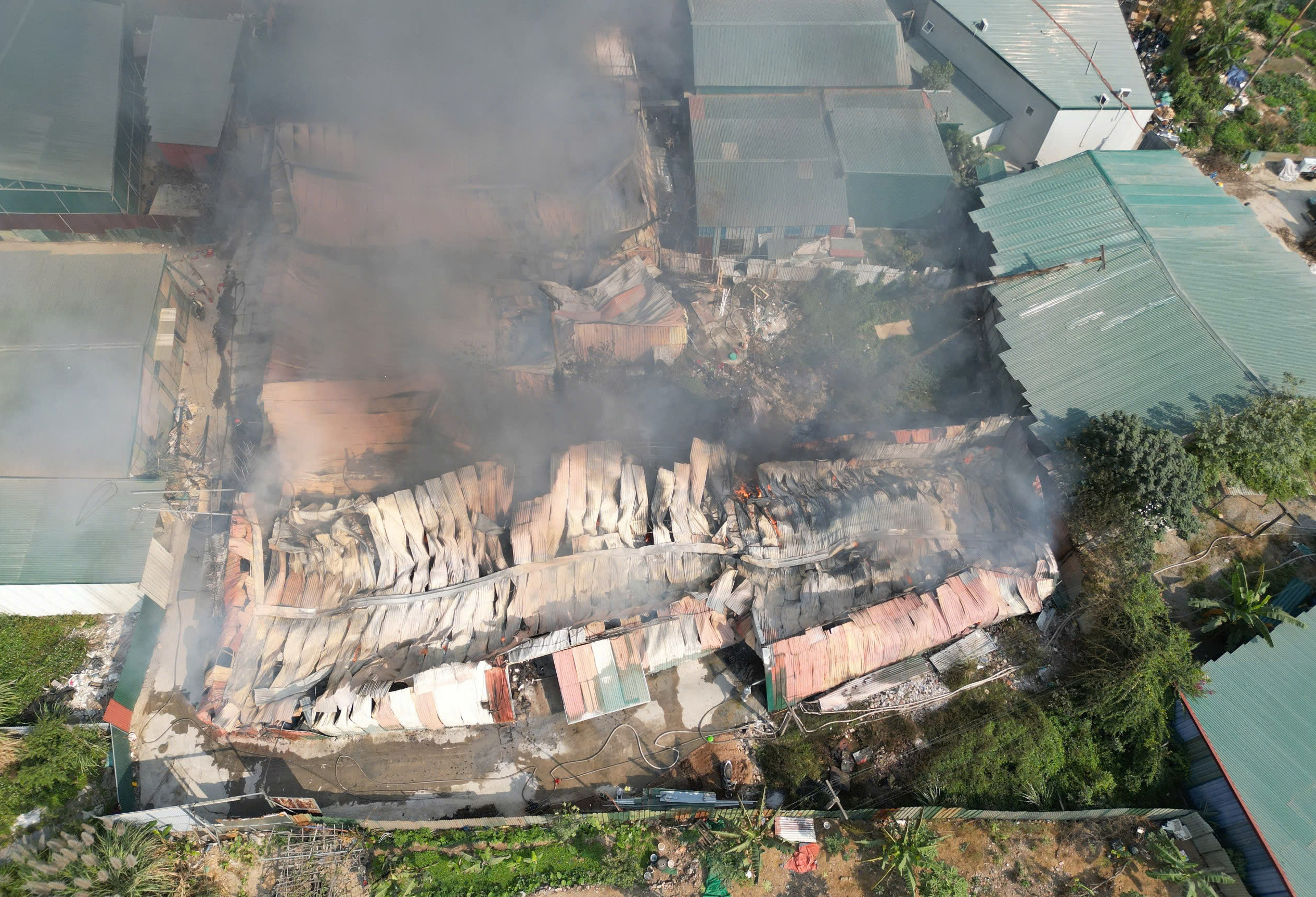 Kho xưởng ở Hà Nội bốc cháy ngùn ngụt sau tiếng nổ lớn