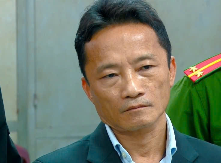 Kẻ đi Mercedes rút kiếm dọa nhân viên môi trường đối diện mức án nào?