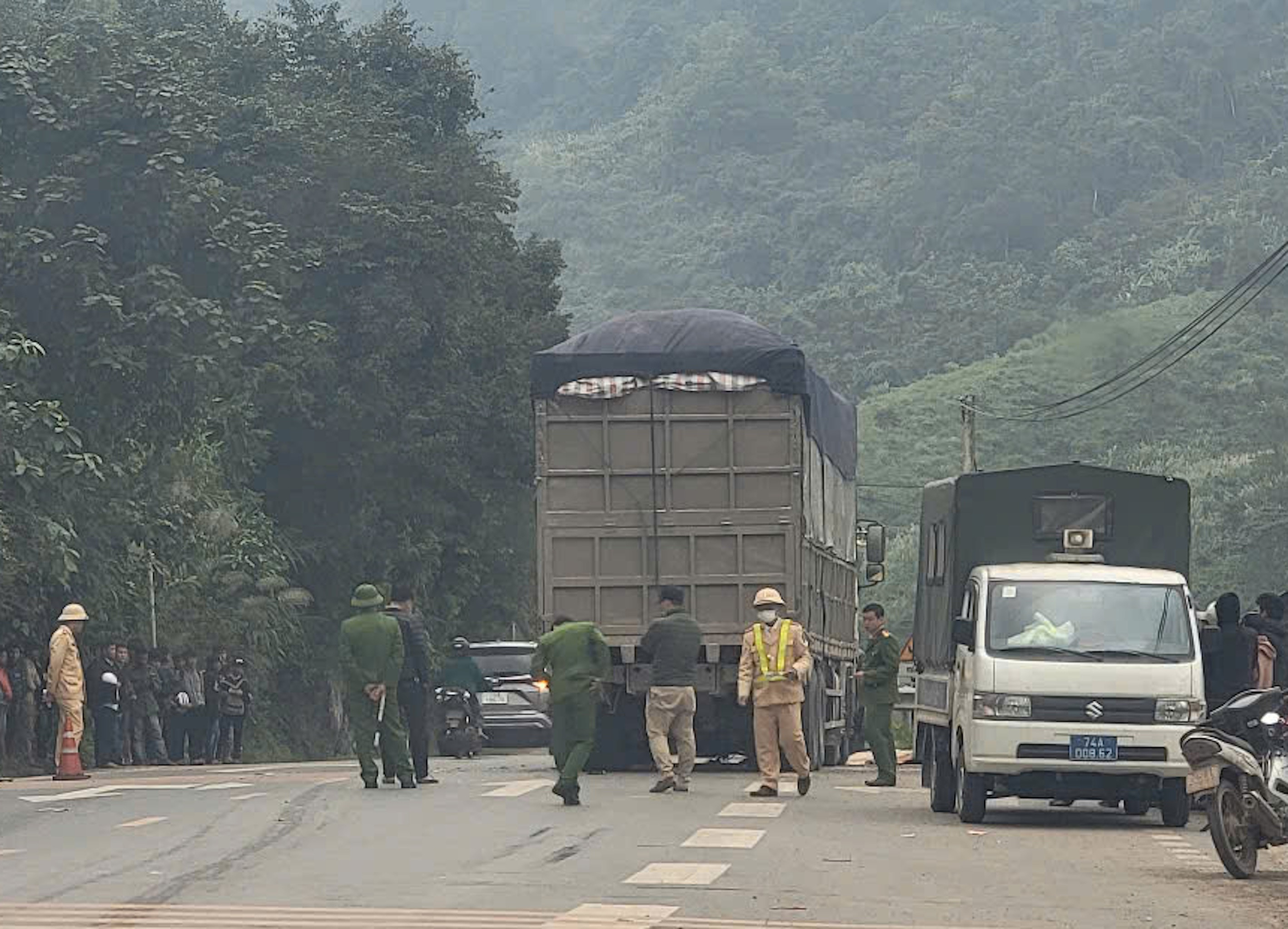 Đi xe máy không gắn biển số va chạm xe tải, hai thiếu niên tử vong