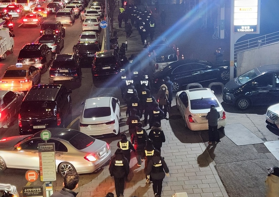 Các điều tra viên Hàn Quốc bắc thang vượt rào, quyết bắt ông  Yoon Suk-yeol